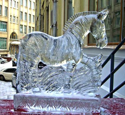 Скульптура единорога изо льда